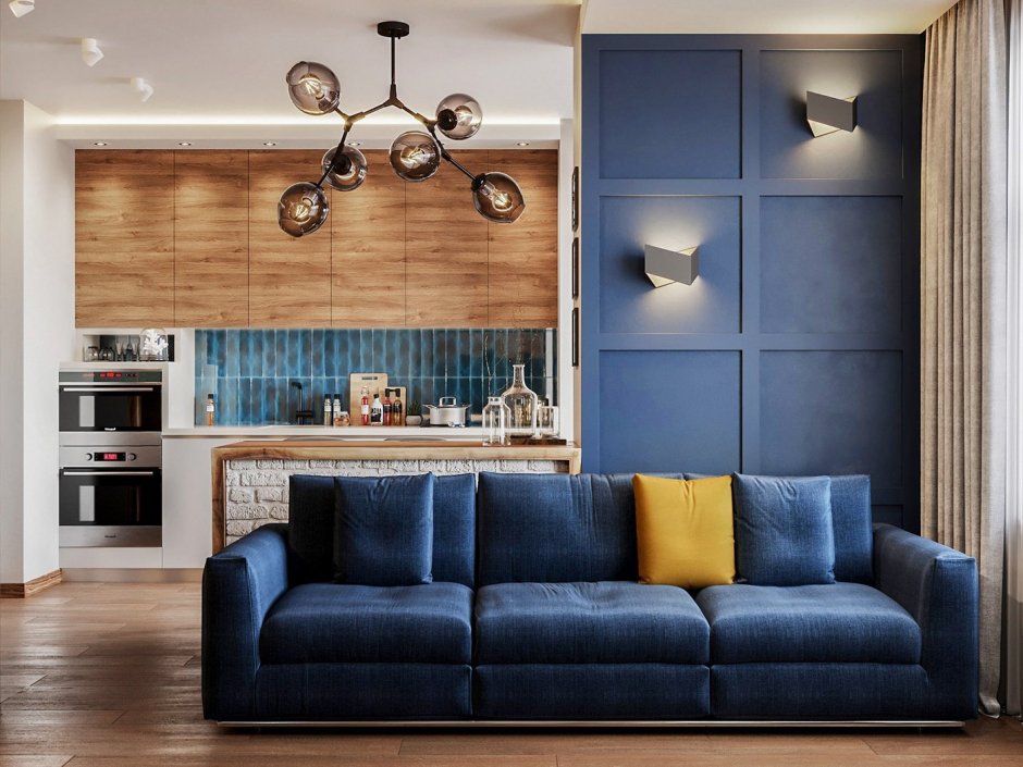 Синий диван в кухне гостиной