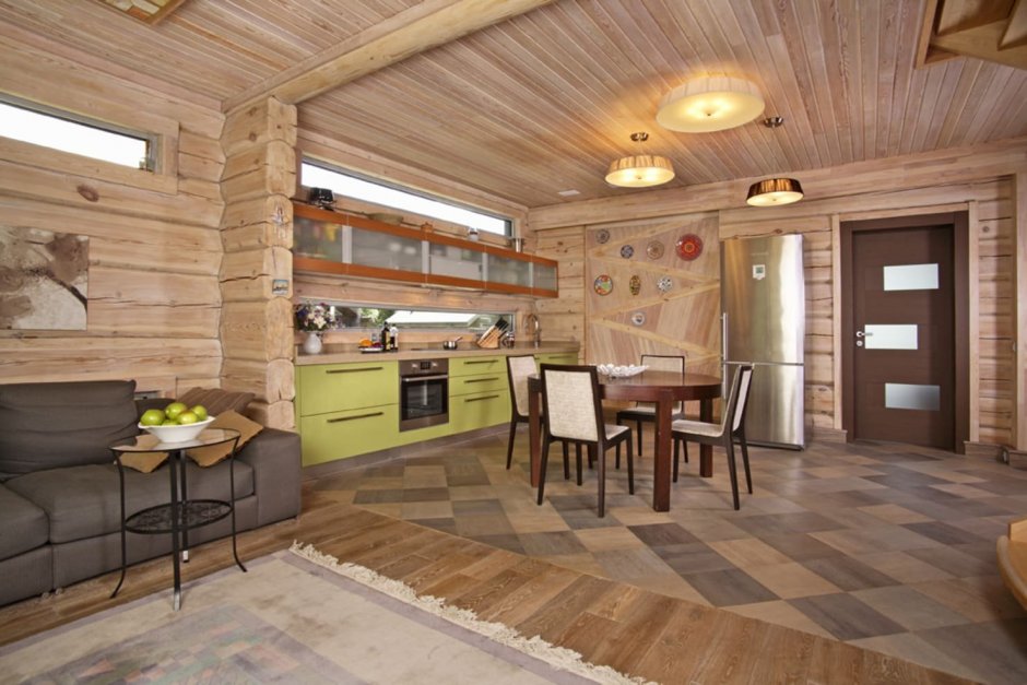 Кухня совмещенная с гостиной в деревянном доме