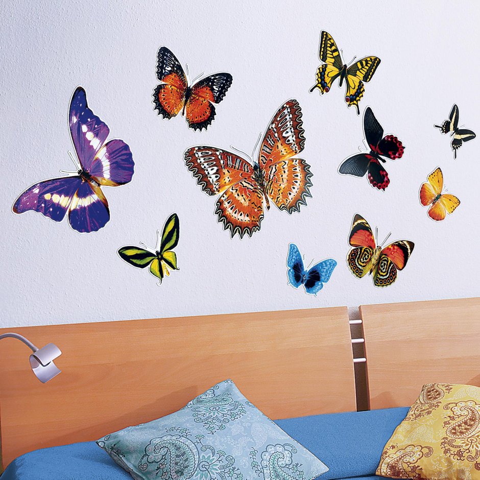 Бабочки на стене в спальне