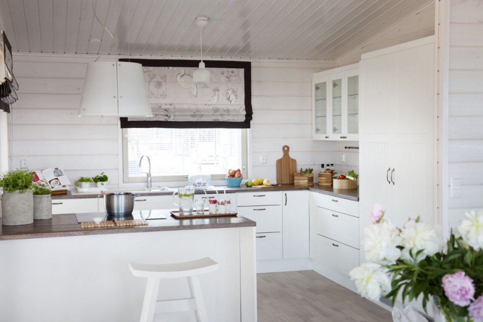 Кухня в загородном доме в скандинавском стиле
