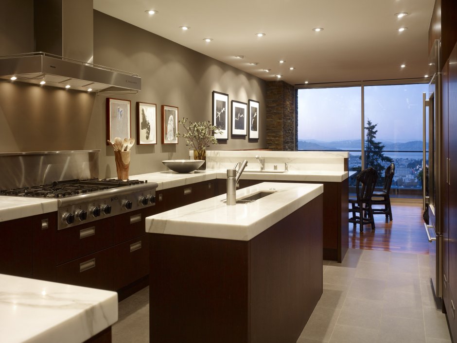 Кухня с панорамным окном и островом