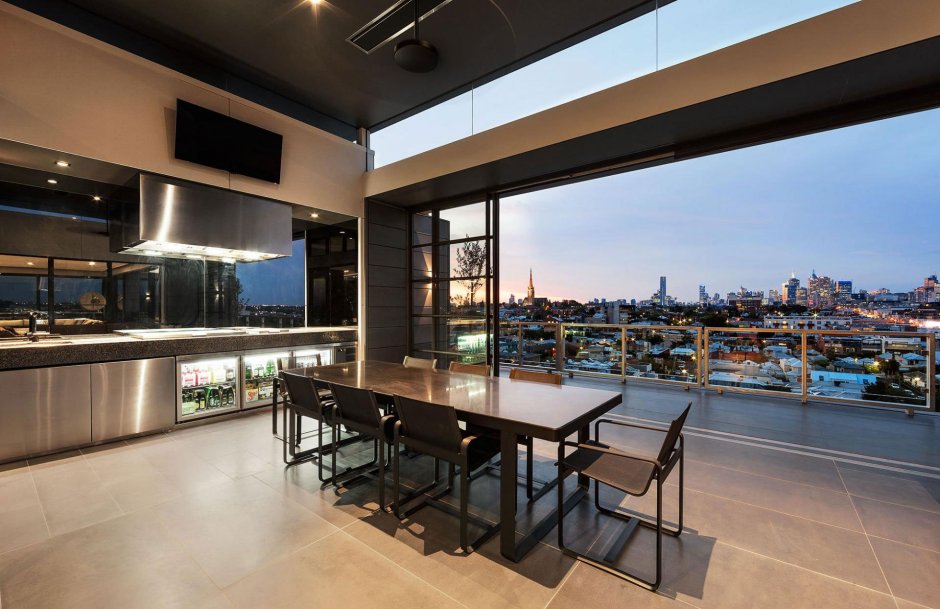 Шикарная кухня с панорамными окнами