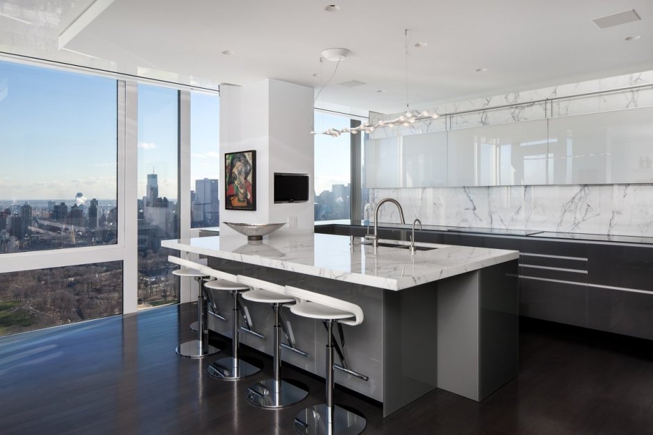 Кухня с панорамными окнами в квартире