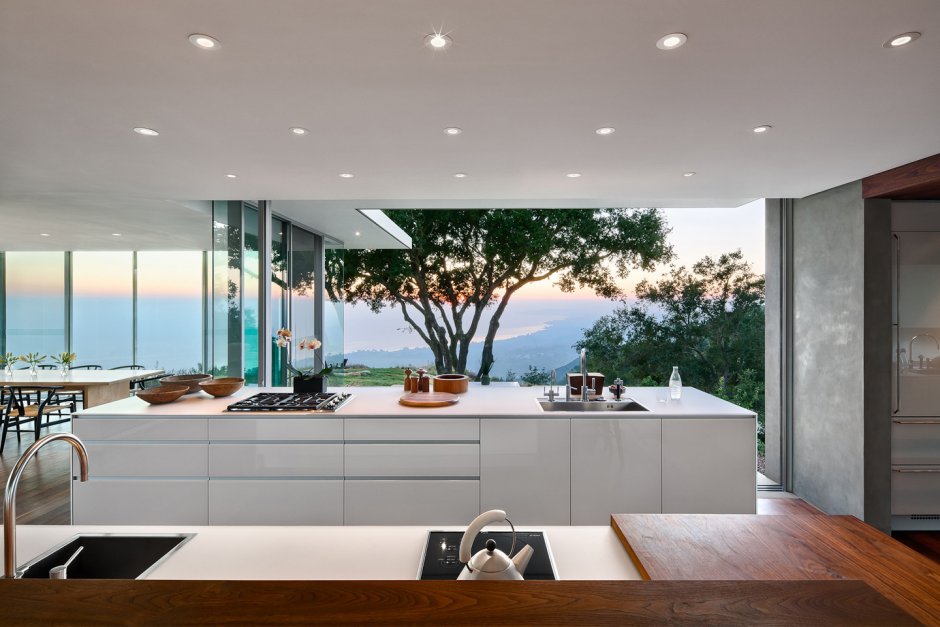 Кухня в доме панорамным видом