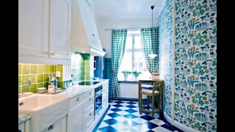 Голубая кухня с цветной плиткой