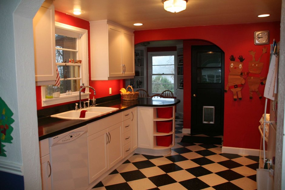Красные кухни с шахматным полом
