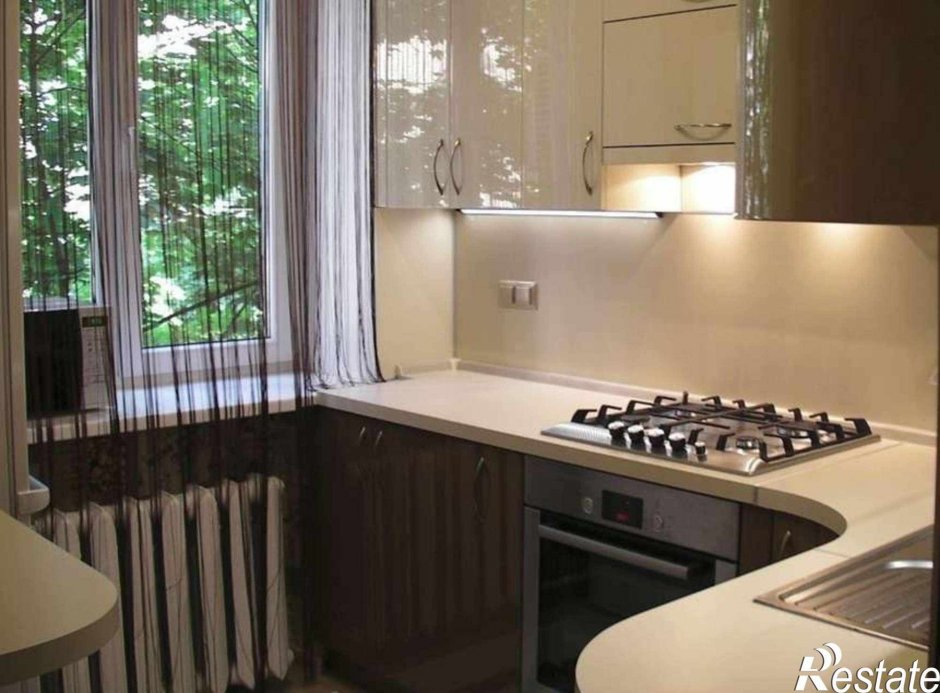 Дешевый ремонт маленькой кухни с открытыми полками