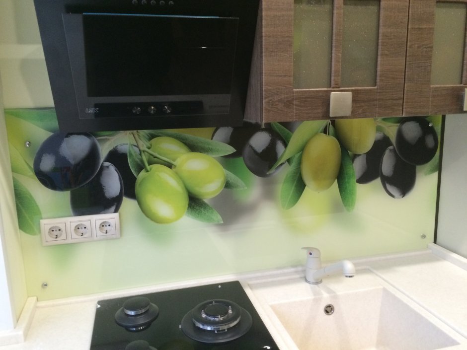 Стеновые панели стекло с оливками в интерьере кухни