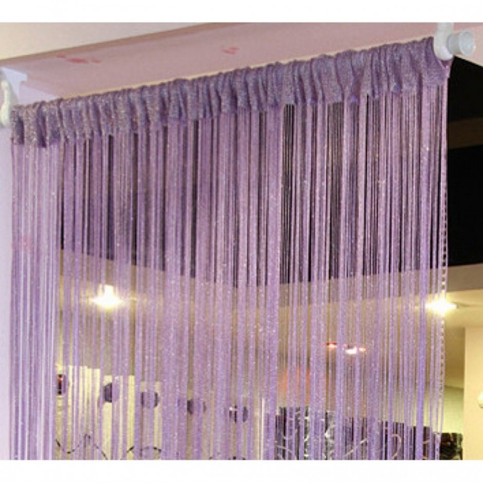 Фиолетовые нитяные шторы в интерьере