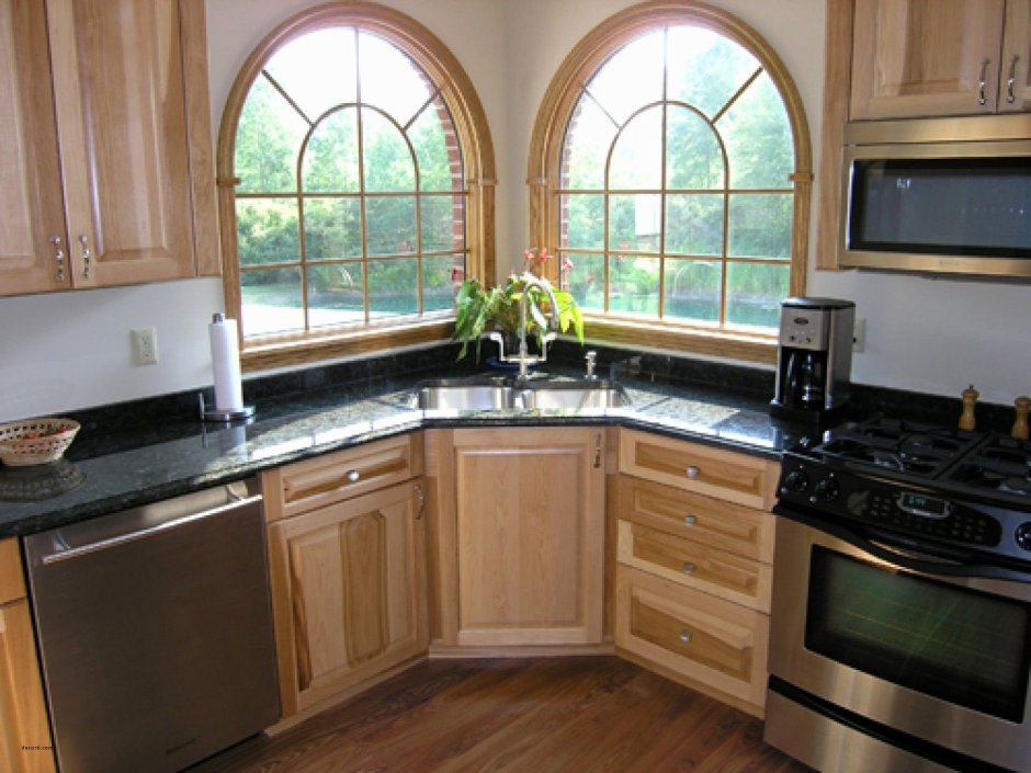 Кухонные гарнитуры угловые с окном