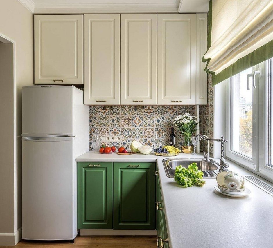 Дизайн маленькой кухни 8 кв.м с холодильником фото