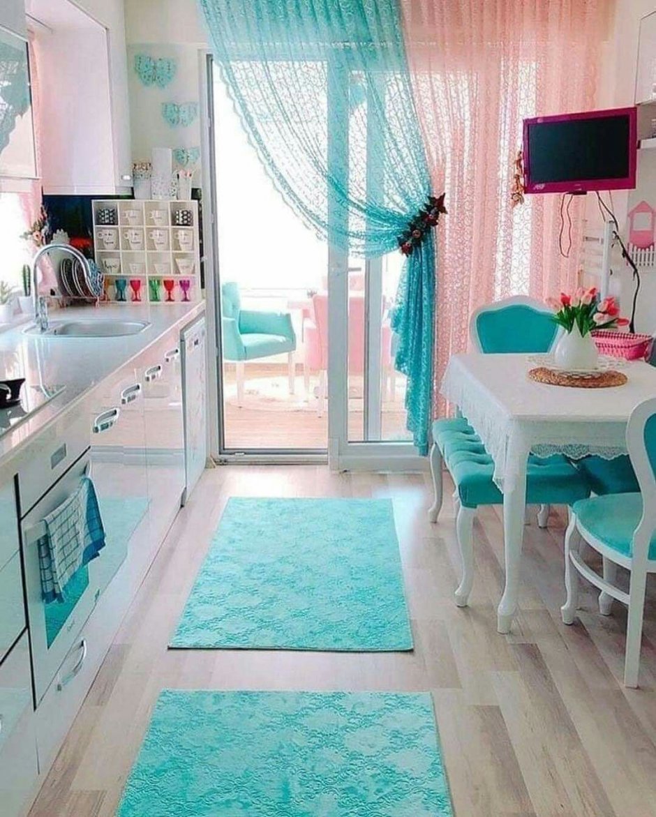 Розовые шторы в интерьере кухни