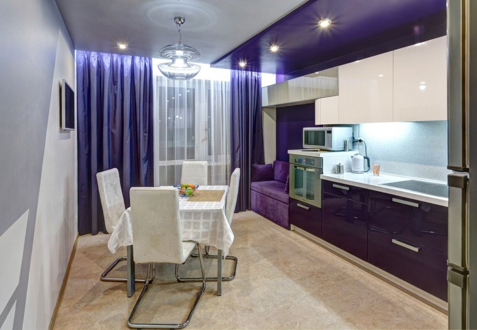 Белая кухня с фиолетовыми шторами