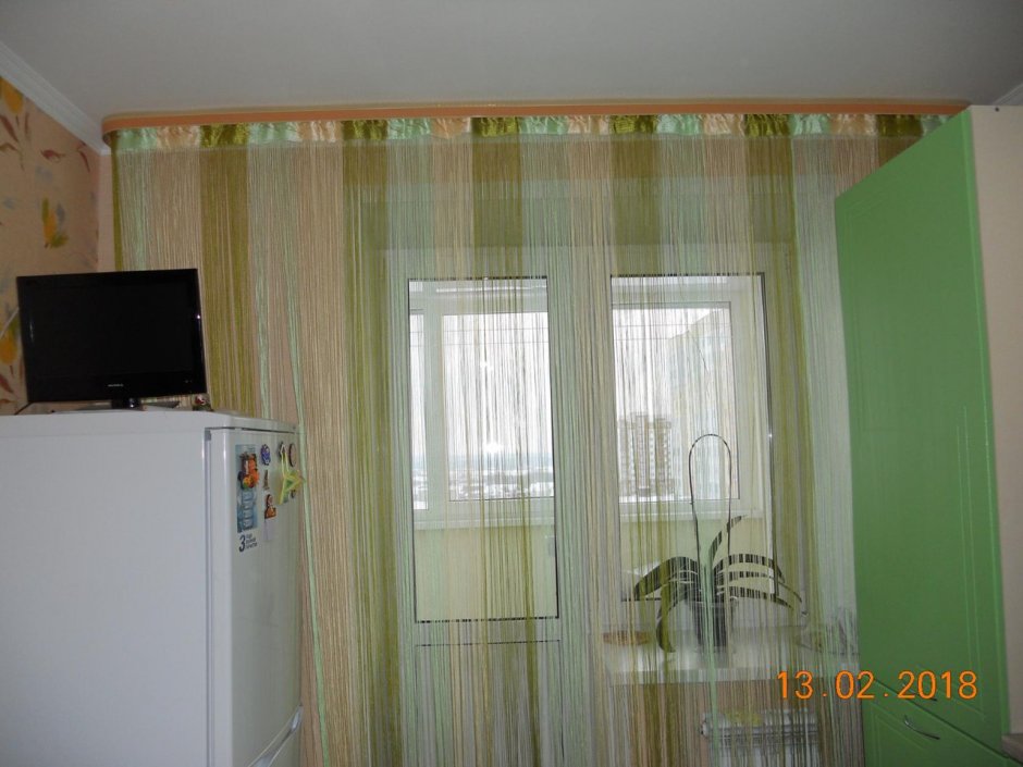 Нитяные шторы на кухне с балконом