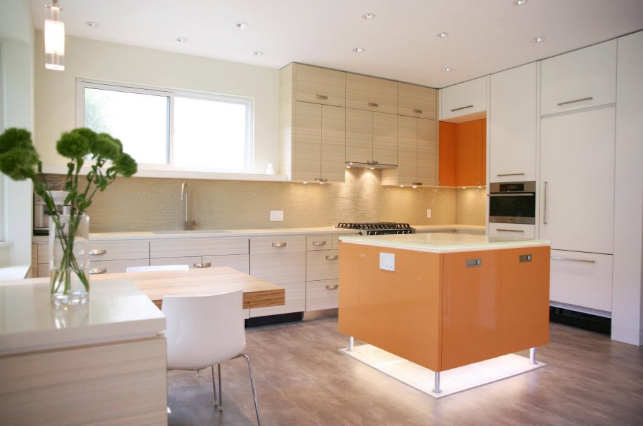 Оранжево бежевый кухонный гарнитур