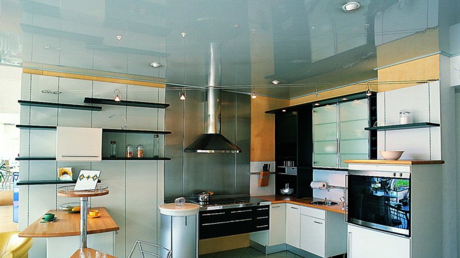 Глянец потолок на кухне