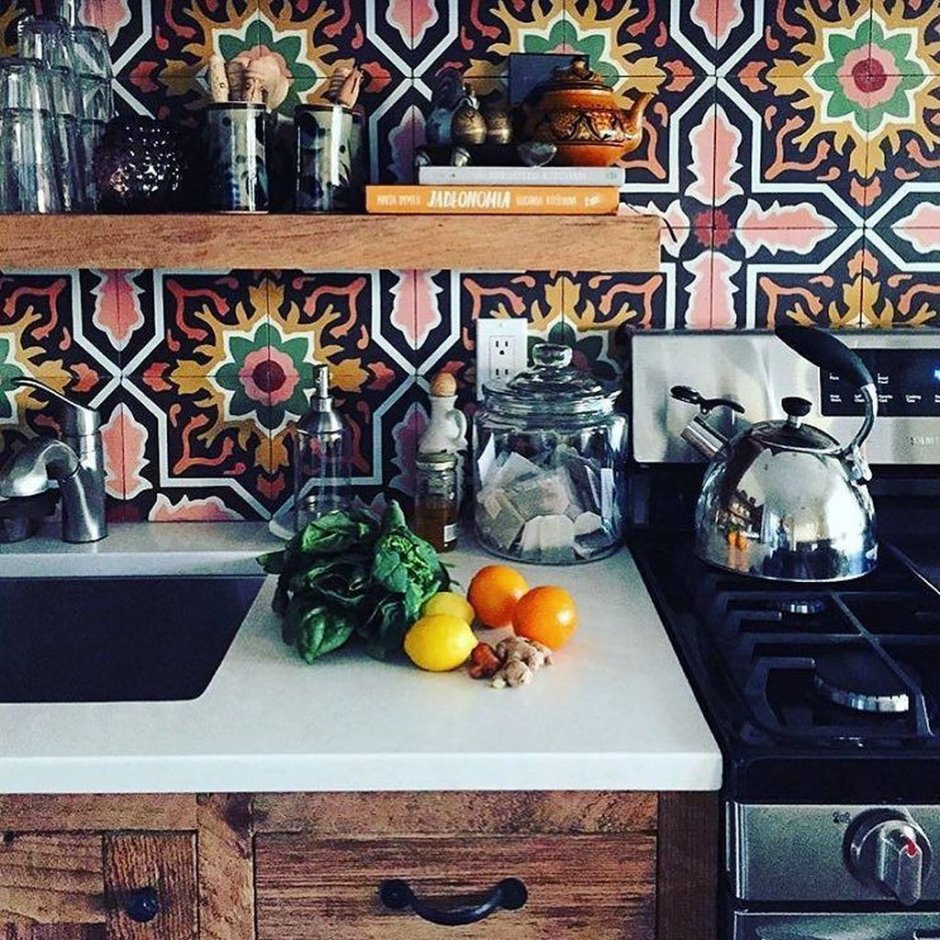 Кухни с фартуком из темной плитки в марокканском стиле