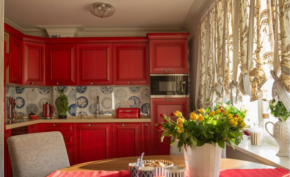 Интерьер кухни с красным кухонным гарнитуром