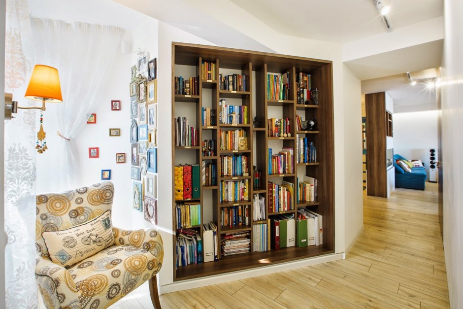 Книжный шкаф в квартире