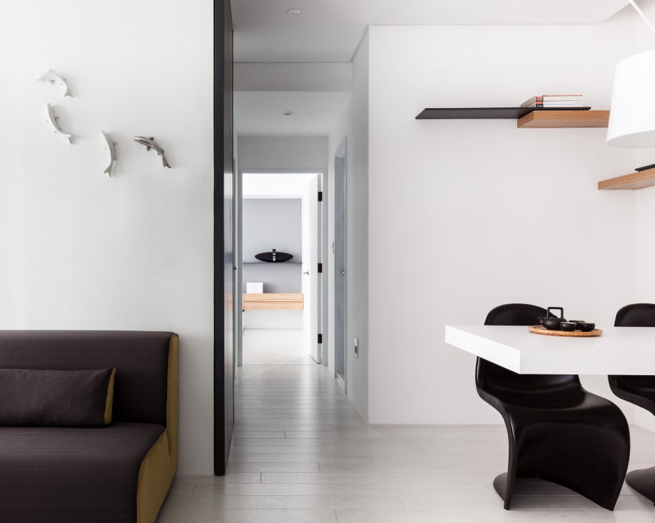 Белый минималистичный интерьер маленькой квартиры