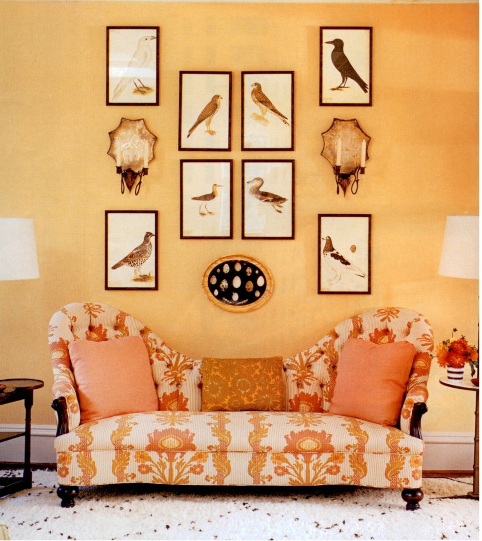 Картины на персиковой стене