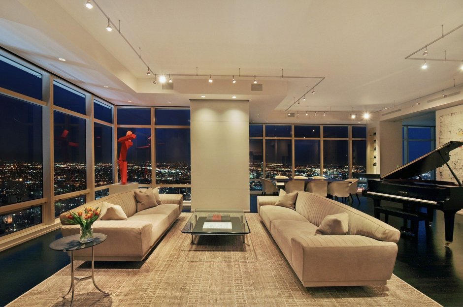 Шикарная гостиная с панорамными окнами