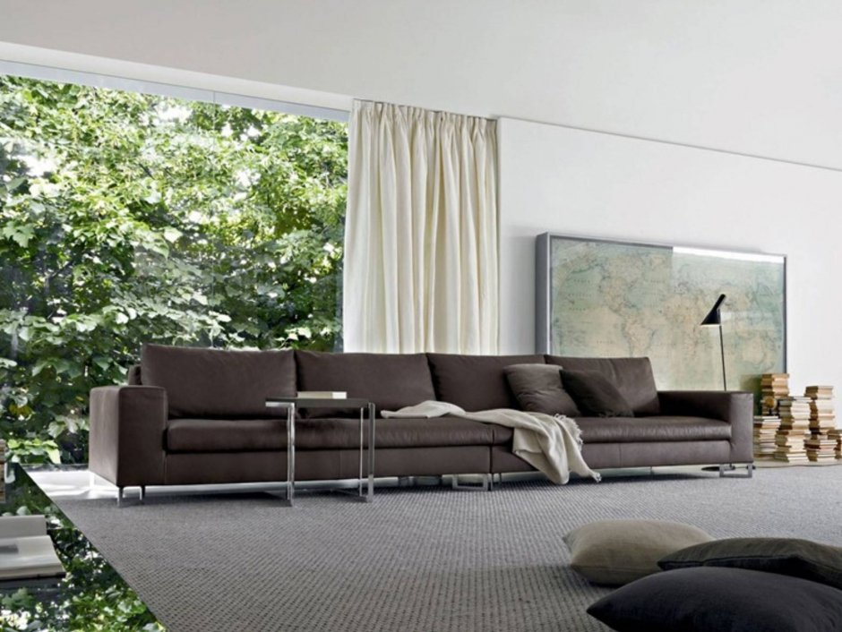 Длинный диван в современном интерьере