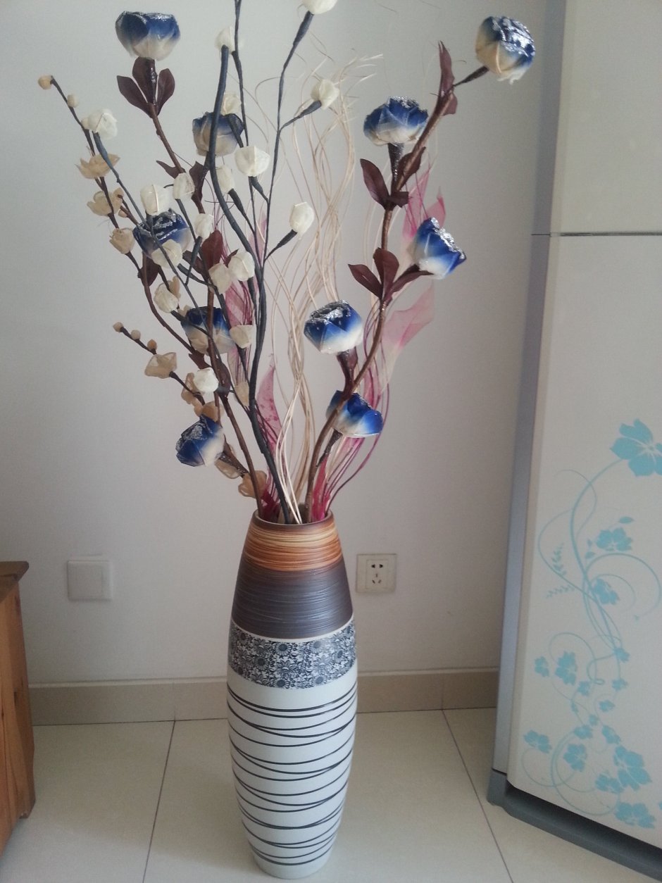 Напольная ваза с ветками