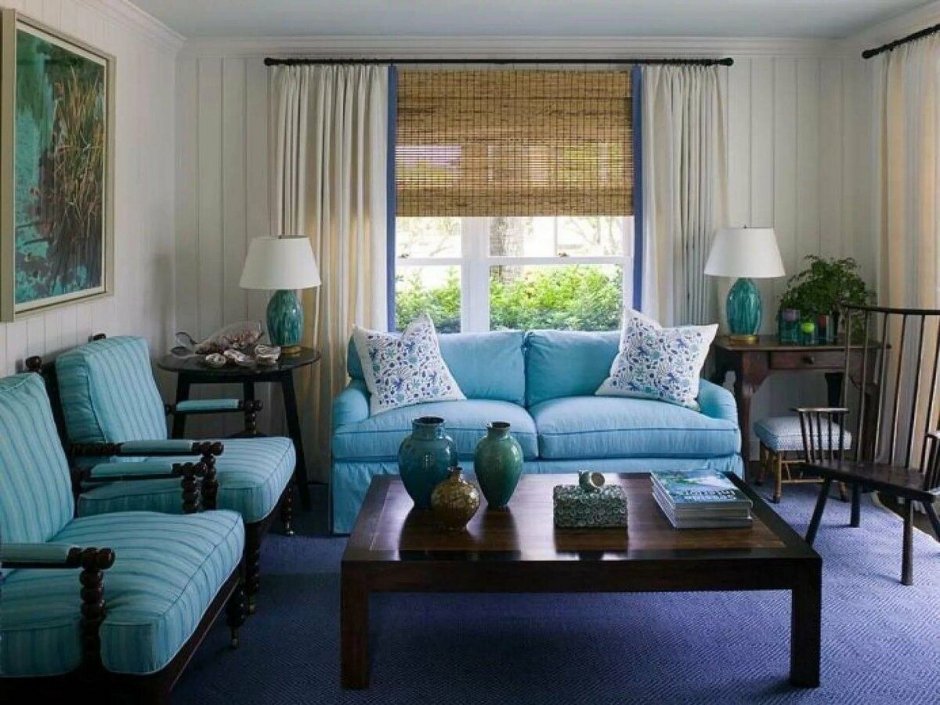 Голубой диван в бежевом интерьере