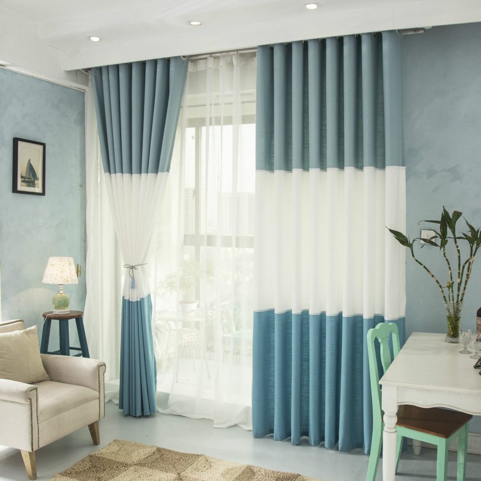 Синие шторы в бежевом интерьере гостиной