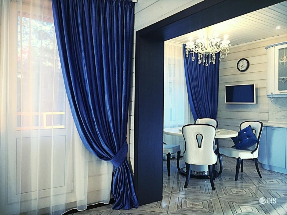 Синие шторы в интерьере гостиной реальные фото