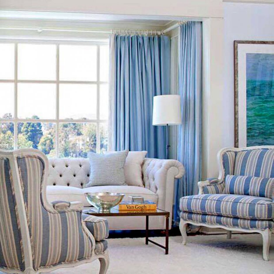 Серо-голубые шторы в интерьере гостиной