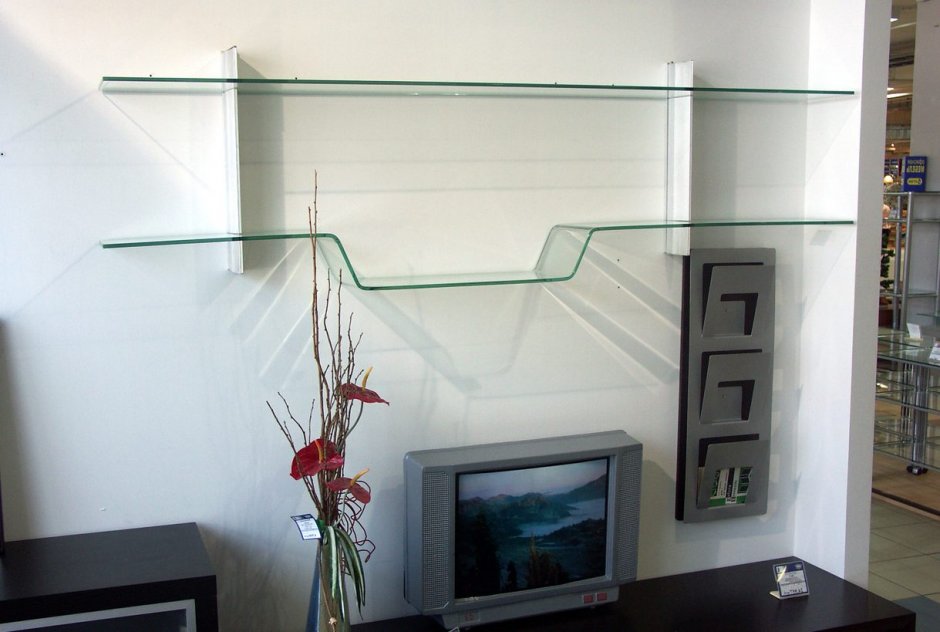 Полки стеклянные настенные в гостиную