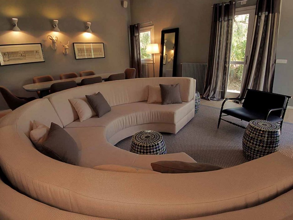 Полукруглый диван в интерьере