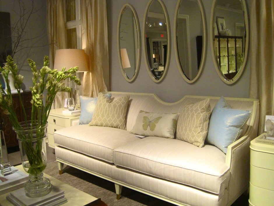 Зеркала над диваном в современном стиле