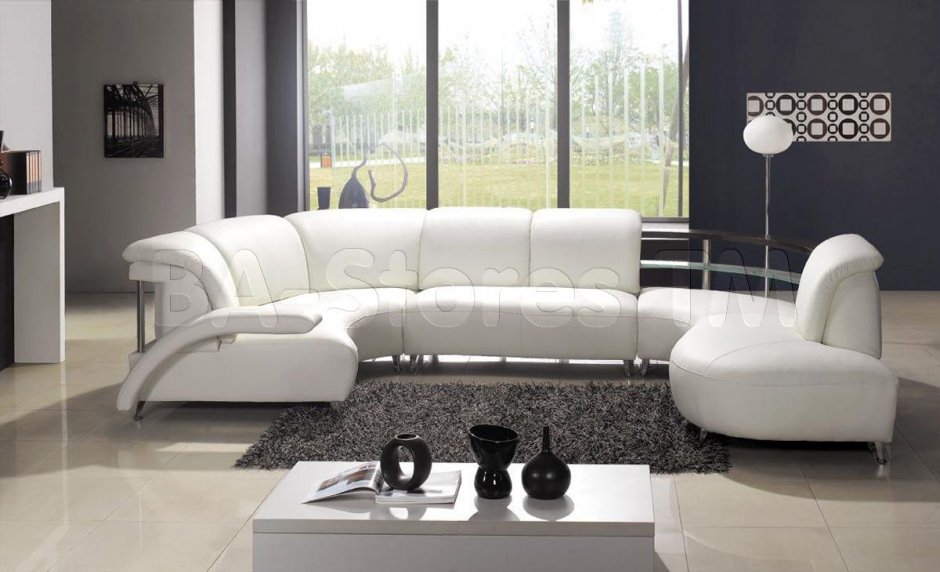 Белый кожаный диван в гостиной