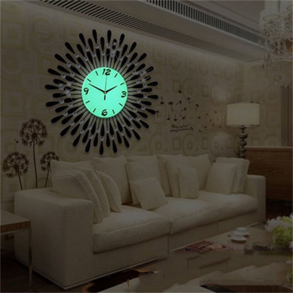 Стильные часы на стену в гостиную