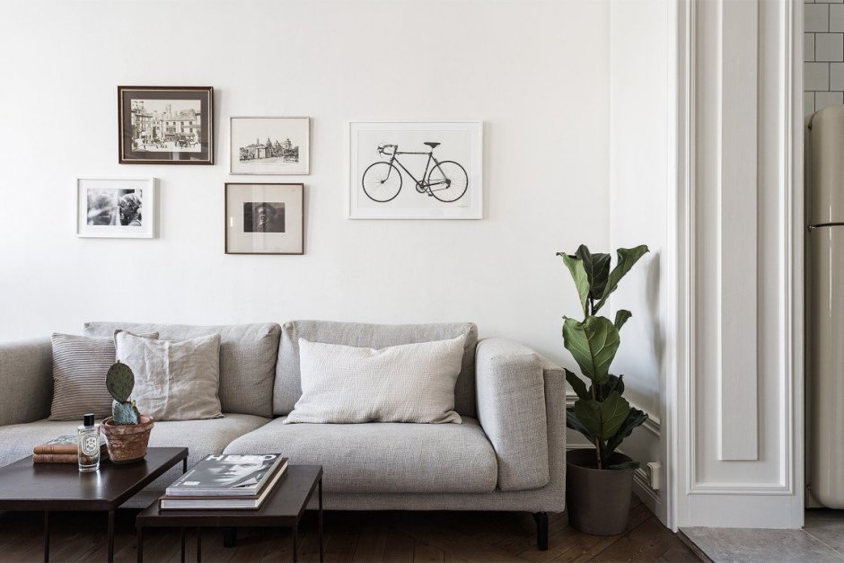 Постеры над диваном в гостиной в скандинавском стиле