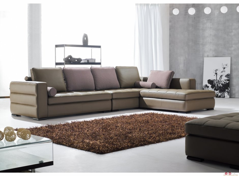 Современный диван сатаманкой в интерьере