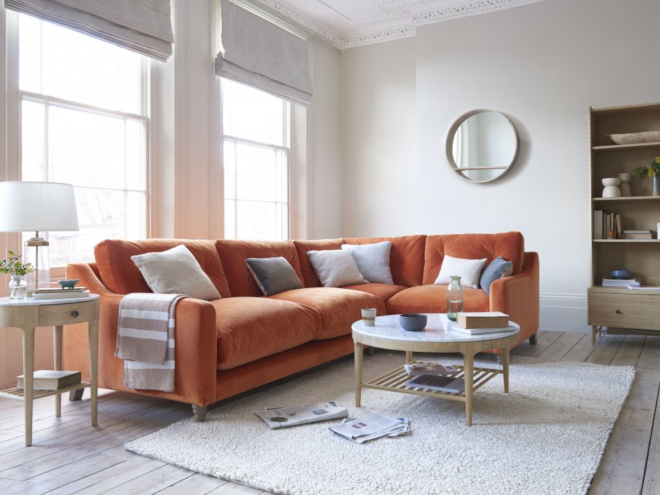 Комната с оранжевым диваном
