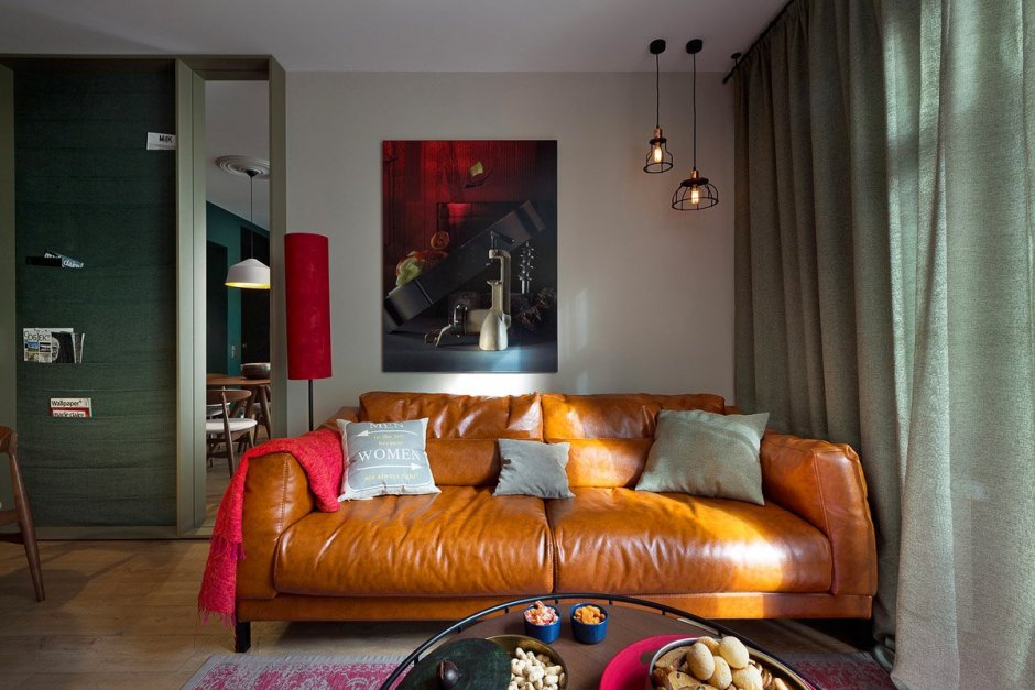 Рыжий кожаный диван в интерьере