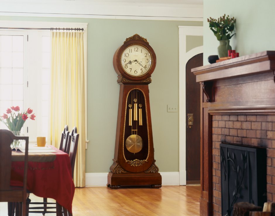 Старинные часы в интерьере гостиной