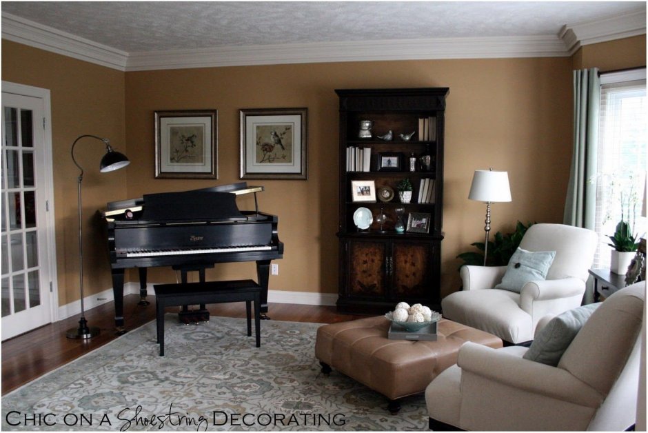 Пианино в интерьере маленькой гостиной