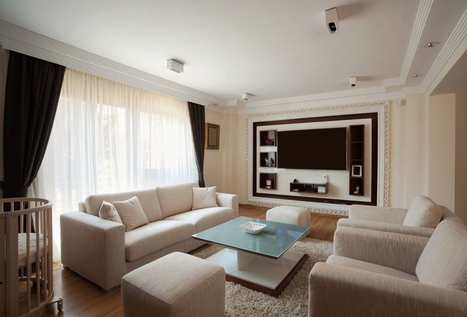 Современный интерьер гостиной с двумя диванами