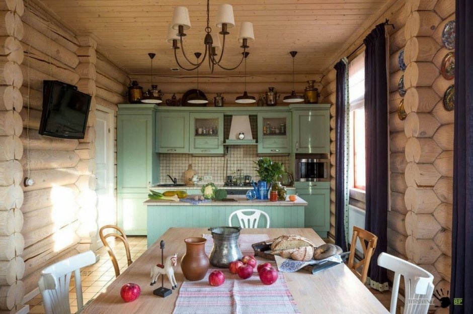 Кухня-гостиная бревенчатого дома в стиле Прованс