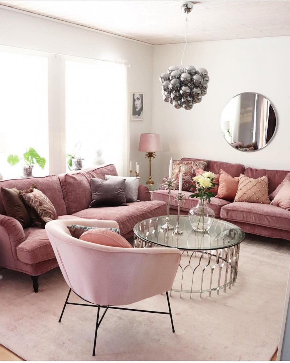 Большая гостиная с розовым диваном