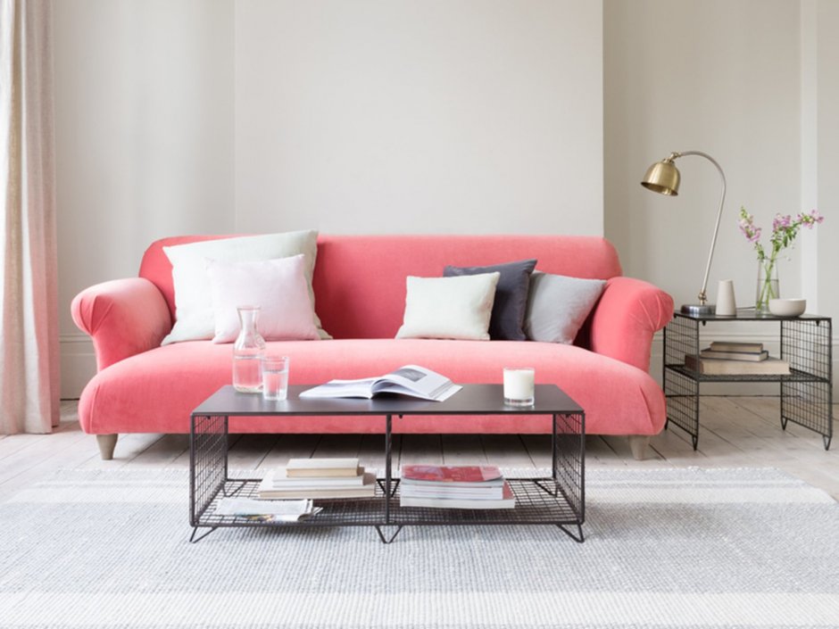 Комната с розовым диваном
