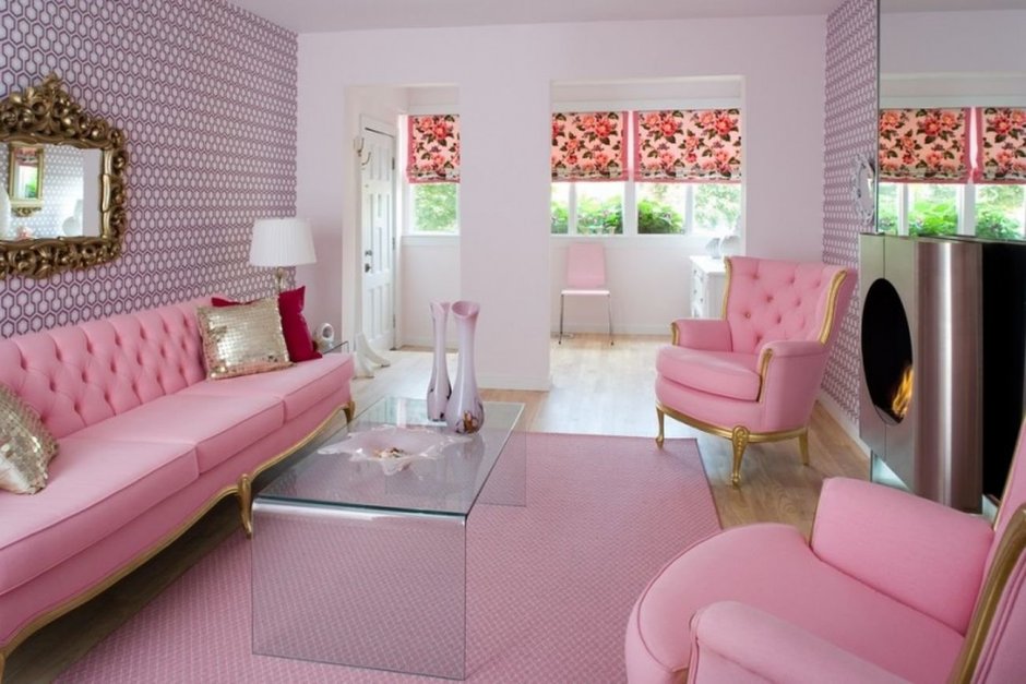 Комната с розовым диваном