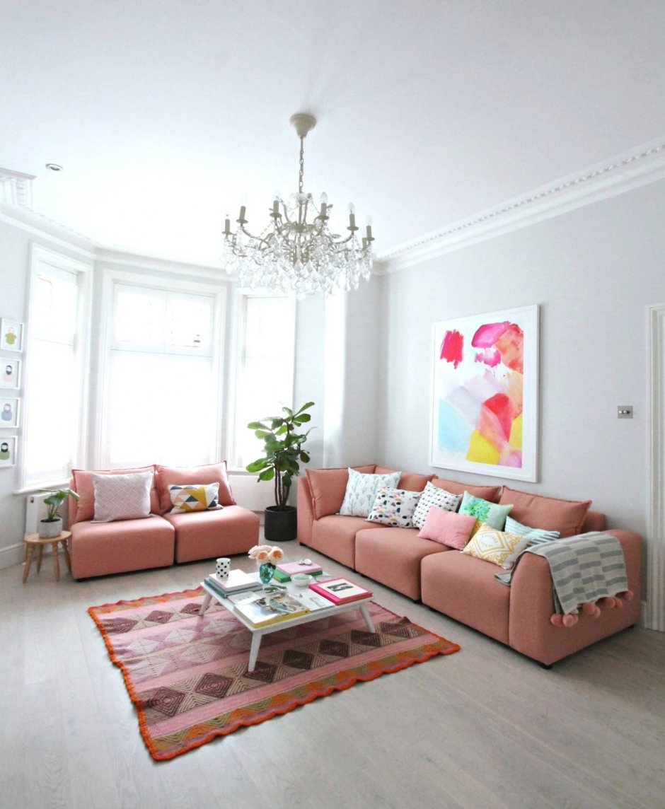 Розово-сиреневый цвета в интерьере гостиной