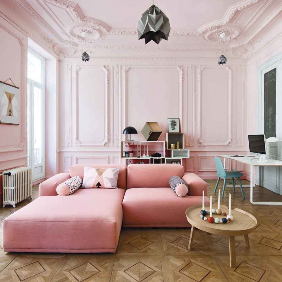 Светло розовый диван в интерьере гостиной